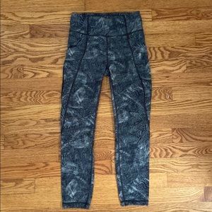 Lululemon black and white print cropped leggings